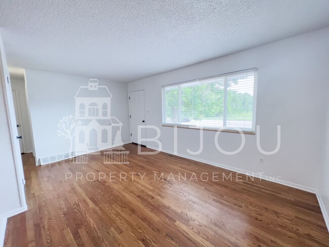 Building Photo - Lovely Four Bedroom