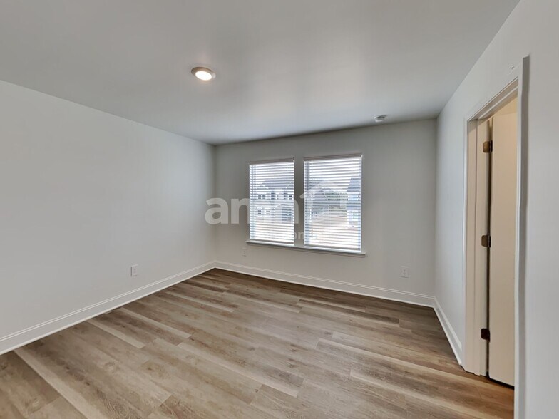 Building Photo - 104 Punderson Dr