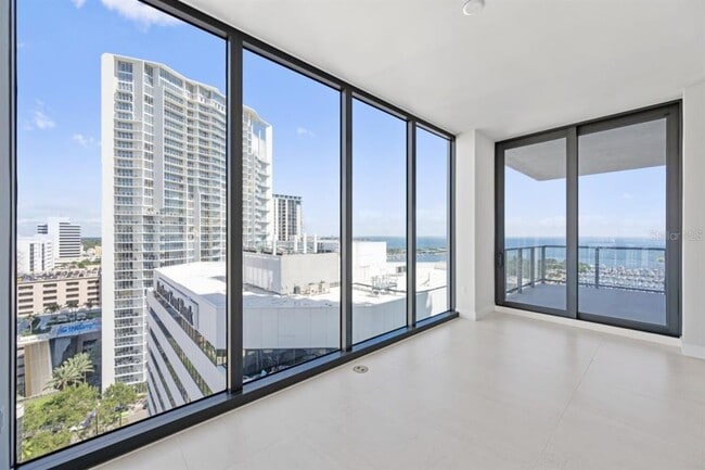 Building Photo - 301 1st St S