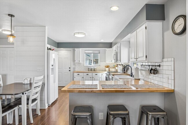 Building Photo - Low-Maintenance Upgraded 3-Bedroom Home Near Downtown Loveland