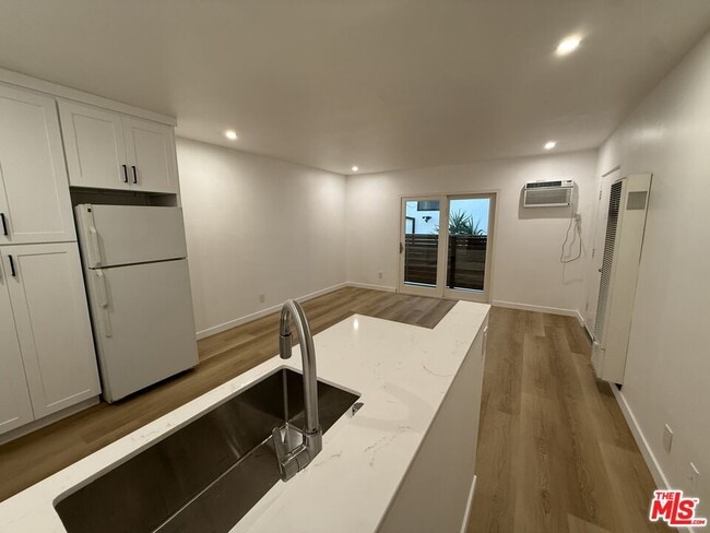 Building Photo - 1333 N Fuller Ave