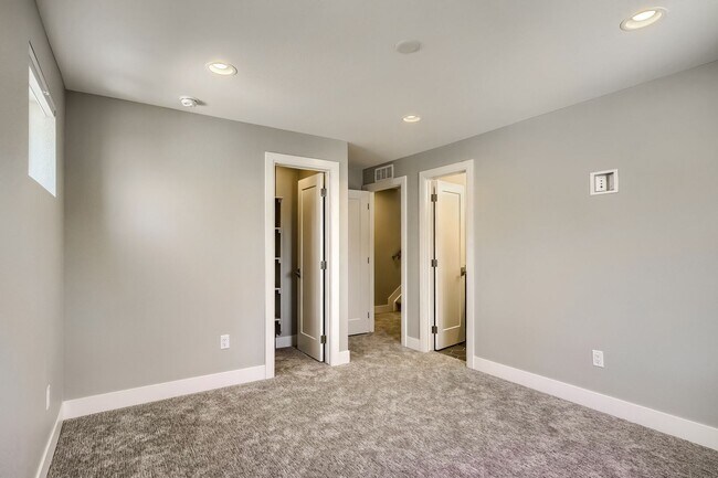 Building Photo - 3 bedroom / 3.5 bath Townhome + 2 Large Flex Spaces & Spacious Roof Top Deck!