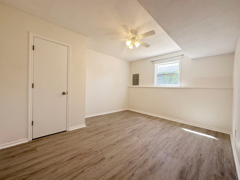 Building Photo - 1417 La Chateau Dr