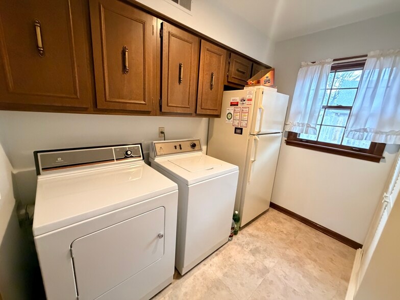 Building Photo - 8671 Pine Needle Dr