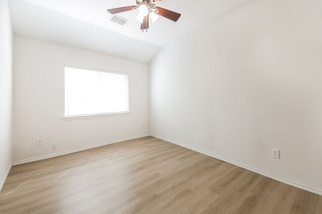 Building Photo - $1895  4 Bed/2 Bath/2 Garage  Ready for Move-in Home in Mustang Creek