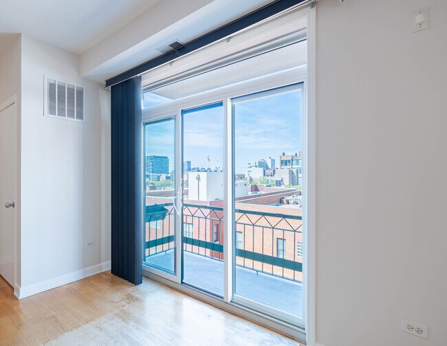 Building Photo - 680 N Green St