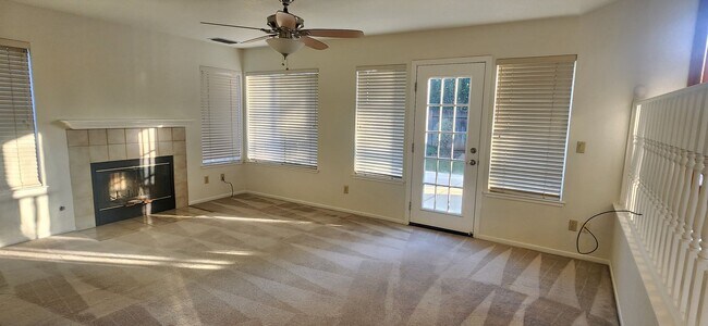 Building Photo - 4 Bedroom Home in Elk Grove