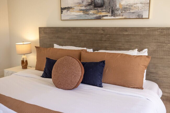 Building Photo - 1157 E Sego Lily Dr