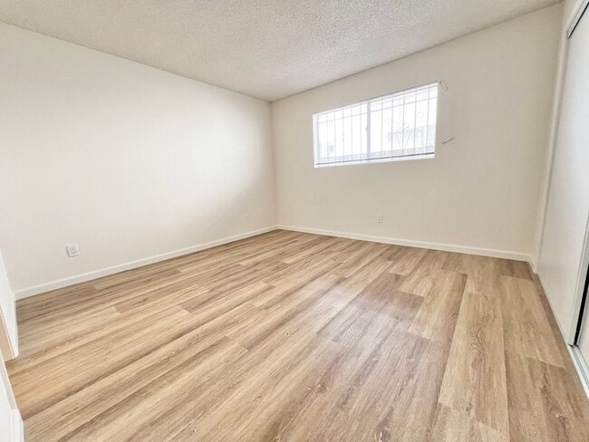 Building Photo - Beautiful First floor 3 bedroom Rose Park ...