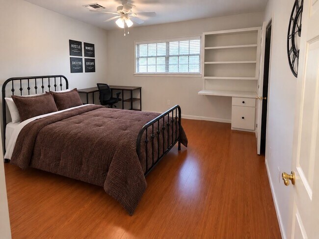 Building Photo - 2107 Oakmont St