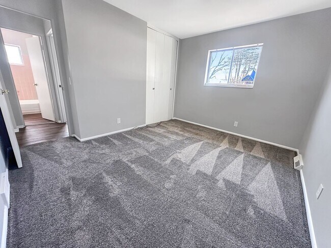 Building Photo - 2836 S Burdick St