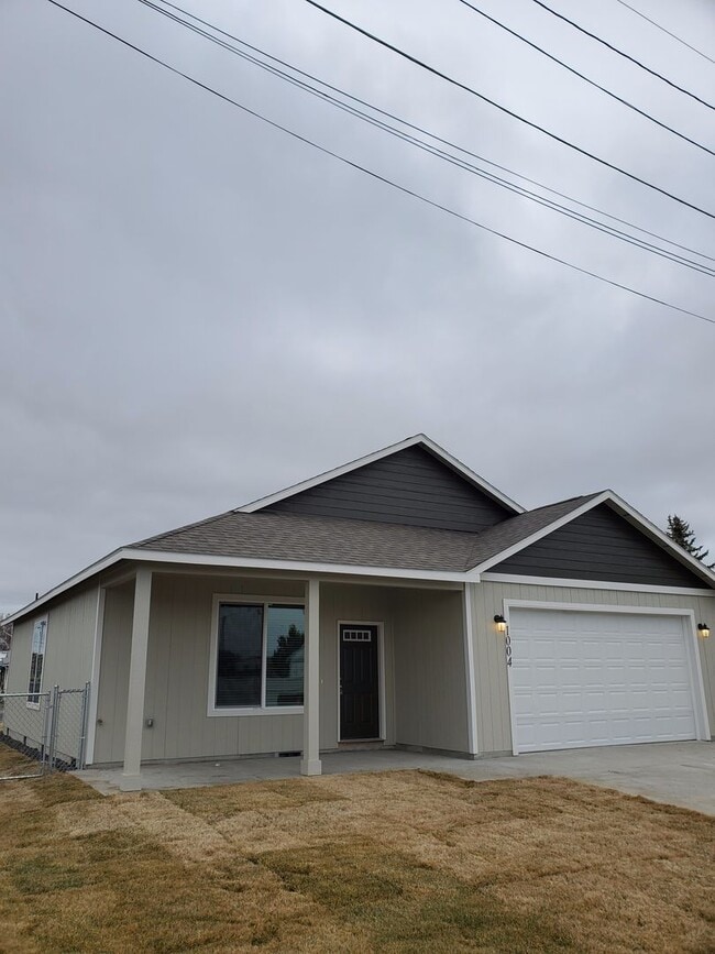 Building Photo - All Appliances, Garage & Fenced Yard