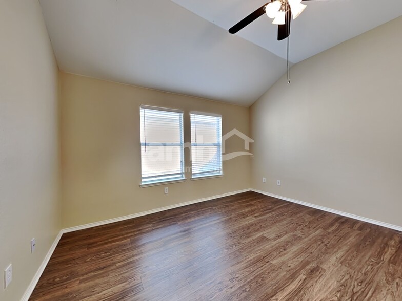 Building Photo - 2020 Fairview Dr