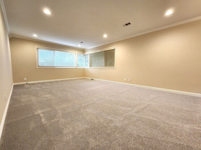Building Photo - Updated 2 bedroom with in unit washer, dry...