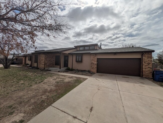 Primary Photo - 3132 N Longfellow Ct