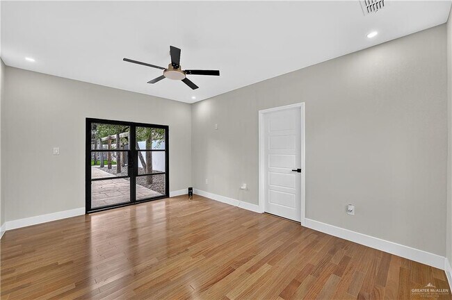 Building Photo - 12303 Lakeview Dr