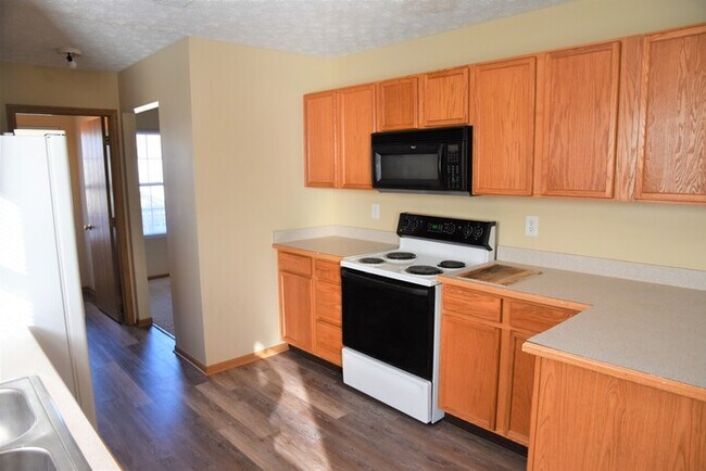 Building Photo - 4 Bedroom Condo in Villages of Polaris Park!