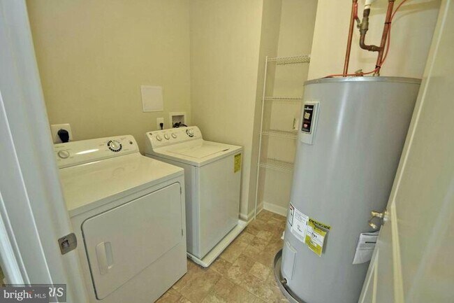 Building Photo - 9549 Hyde Pl