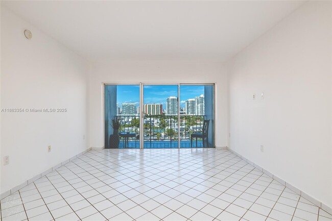 Building Photo - 500 Bayview Dr