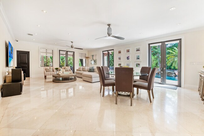 Building Photo - 5621 SW 68th Ct