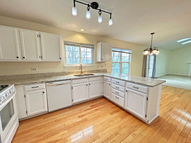 Building Photo - 6146 Golfview Dr