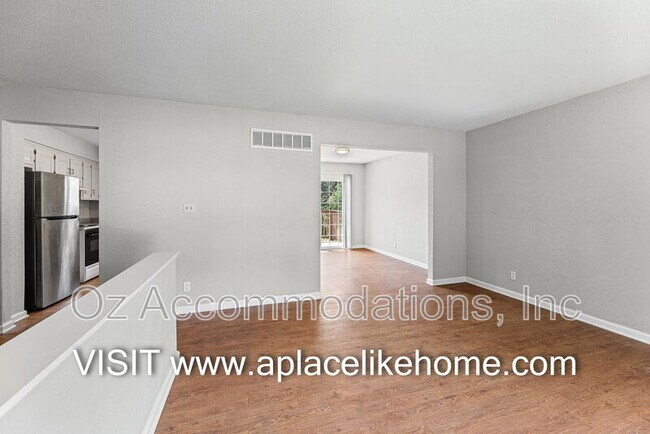 Building Photo - 1105 W Elm Terrace