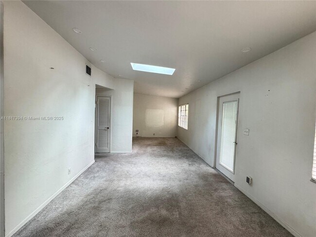 Building Photo - 1601 SW 12th Ct
