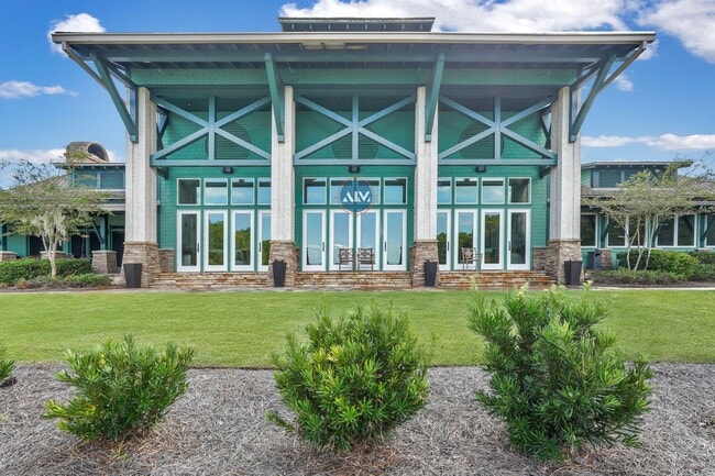 Building Photo - Elegant Three-Bed, Three-Bath Residence in...