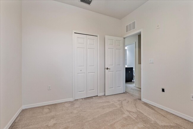 Building Photo - Gorgeous Light & Bright 3 Bedroom 2.5 Bath Townhome with Garage!!