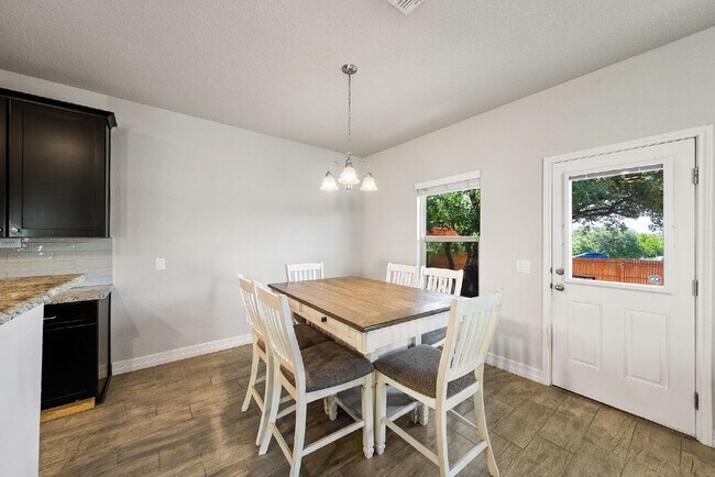 Building Photo - 2 WEEKS FREE RENT w/ 12 Month Lease!!!!!