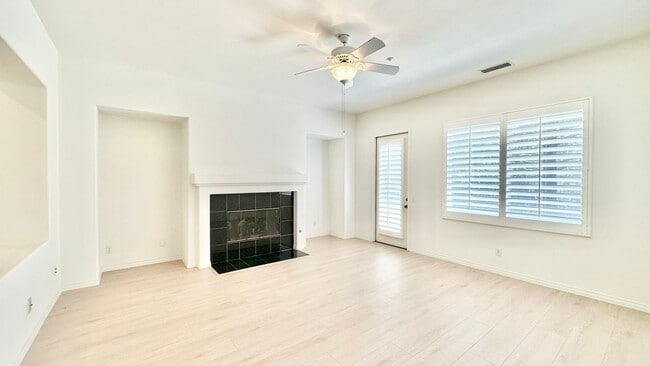 Building Photo - Fantastic Single-Story in the desirable an...