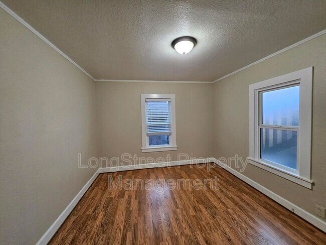 Building Photo - 634 SW Grant St.