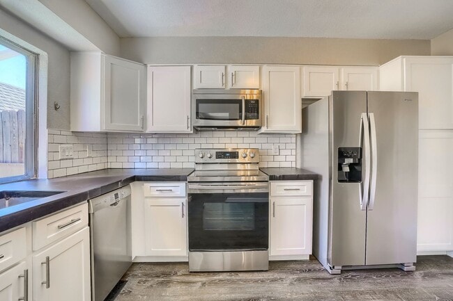 Building Photo - Comfortable Single-Family Townhouse in Quiet Community