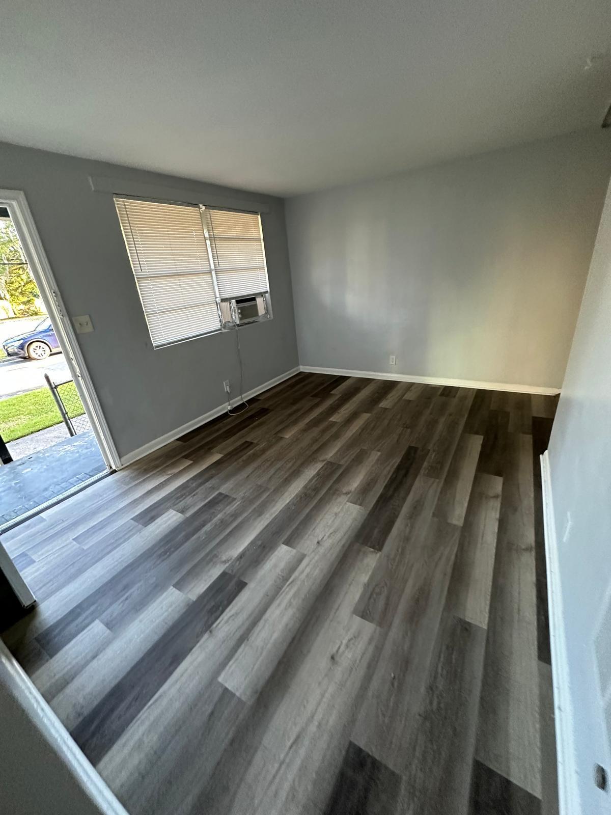 Building Photo - 1305 W 6th St