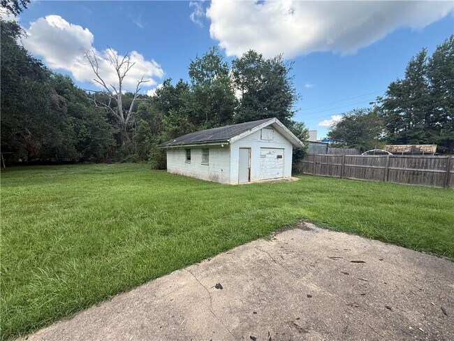 Building Photo - 2210 Ellen Dr