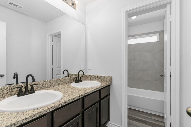 Building Photo - Modern 4 Bdrm Fort Worth Home for Rent- Zip Code 76123 | Built 2021 | Crowley ISD | $3,450/mo, Sp...