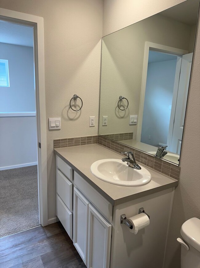 Building Photo - Newer 4 bedroom 2.5 bathroom house!