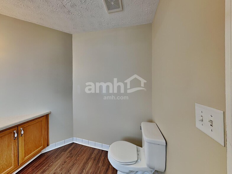 Building Photo - 125 Sanders Walk