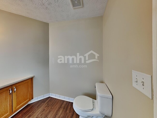 Building Photo - 125 Sanders Walk