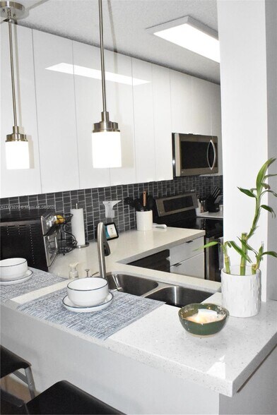 Fully furnished 2 bed, 2 bath apartment for rent in one of the best areas of Coral Springs – Univers - 3586 N University Dr