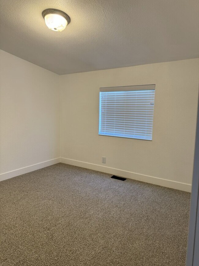 Building Photo - Large Echo home for rent
