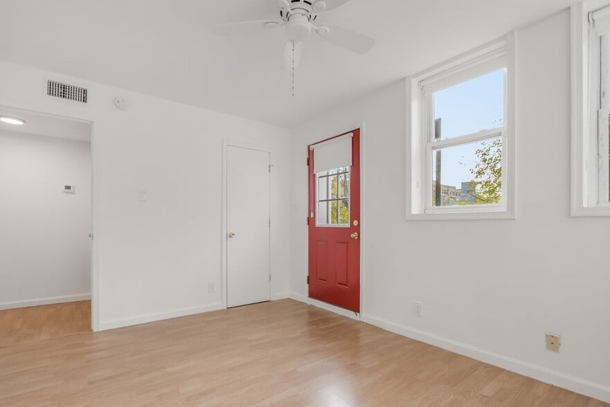 Building Photo - 814 11th St NE