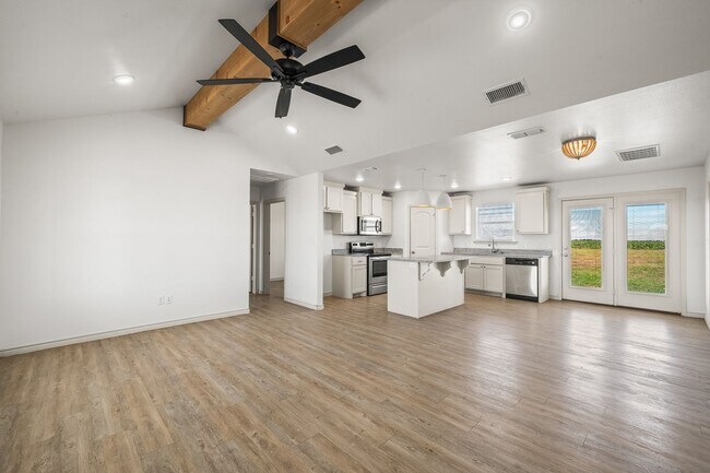 Building Photo - 3 Bedroom 2 Bathroom Home on 1 Acre Lots!