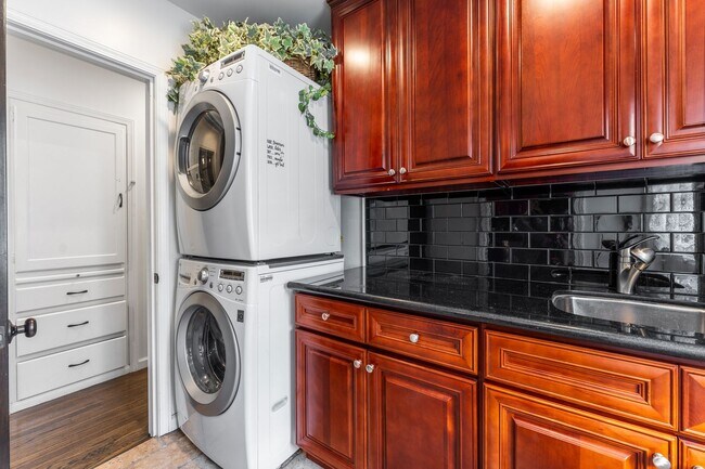 Building Photo - Beautiful 3 bed 2 Bath + Bonus Room home + Yard  in Old Torrance!