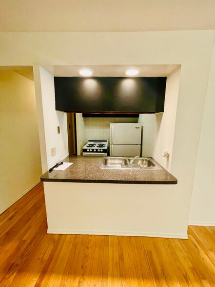 Building Photo - 535 W Briar Pl