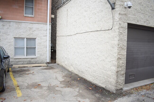 Building Photo - 2851 N Southport Ave