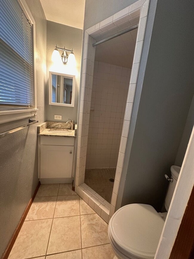 Building Photo - 2218 Rosewood Dr