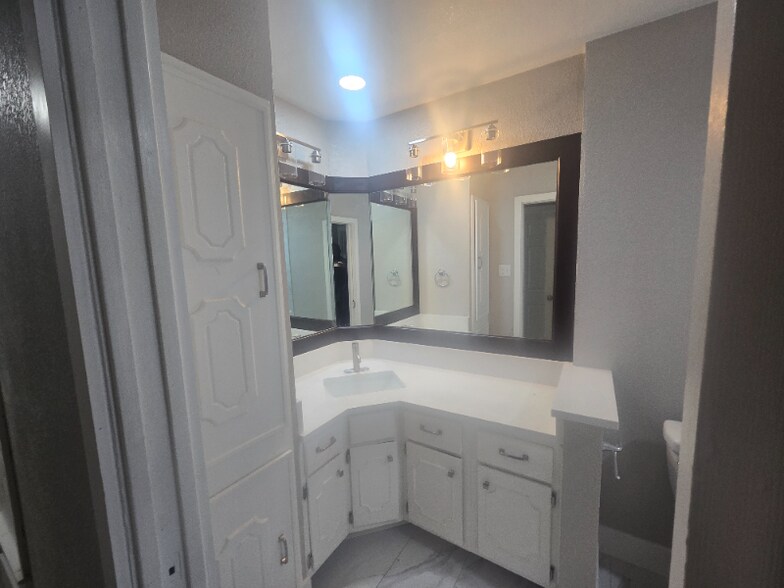 Building Photo - 4911 Belle Ellen