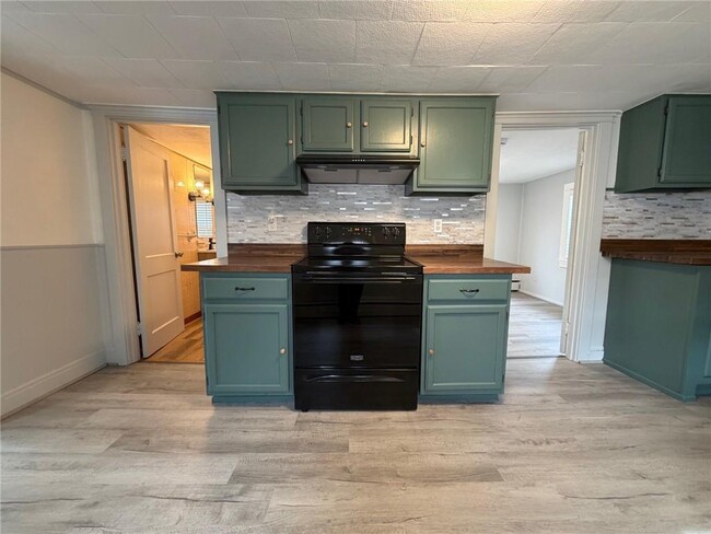 Building Photo - 144 Hopkins Hill Rd