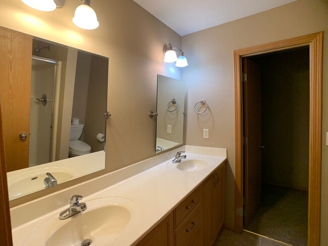 Building Photo - WEST SIDE OF MANHATTAN! FENCED BACKYARD!